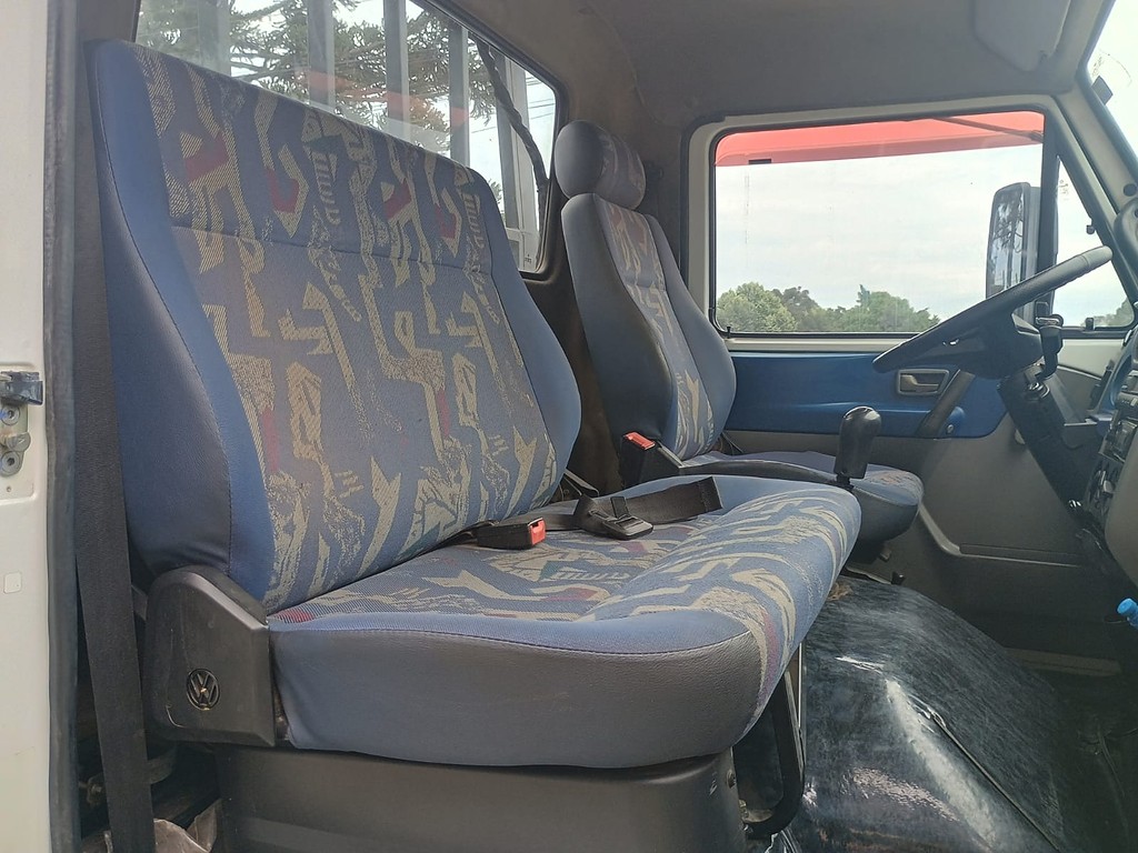 Caminhão VOLKSWAGEN VW 8120 Carroceria ANO 2011 de 1.000CAR Curitiba no Paraná