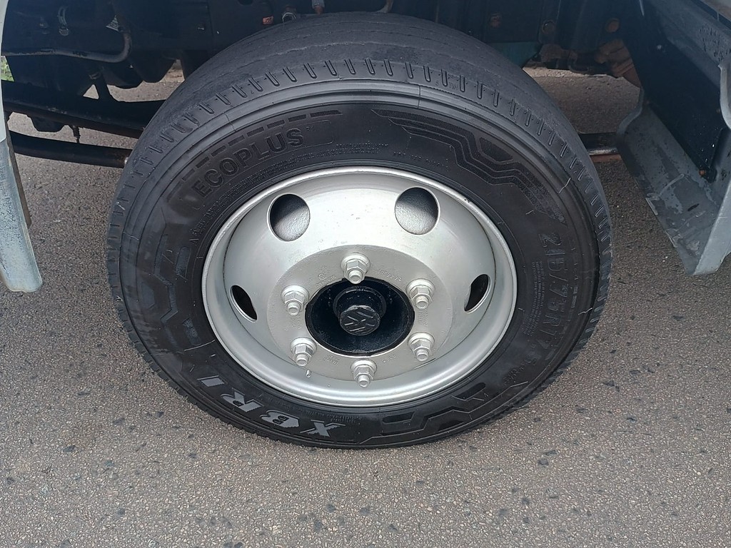 Caminhão VOLKSWAGEN VW 8120 Carroceria ANO 2011 de 1.000CAR Curitiba no Paraná