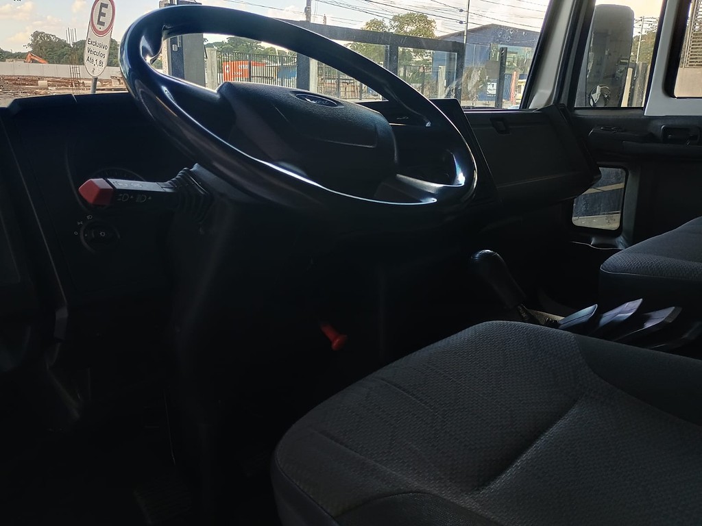 Caminhão FORD CARGO 1119 Carroceria + cabine suplementar ANO 2019 de 1.000CAR Curitiba no Paraná