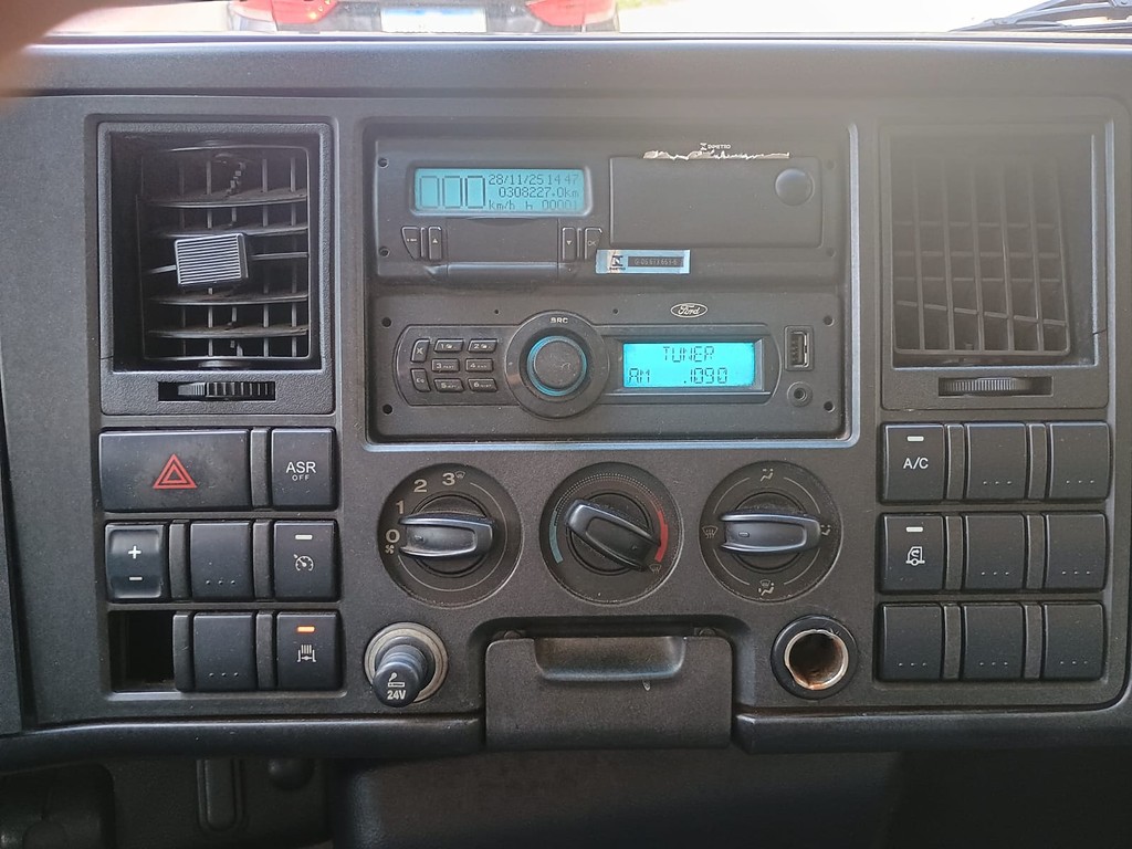 Caminhão FORD CARGO 1119 Carroceria + cabine suplementar ANO 2019 de 1.000CAR Curitiba no Paraná