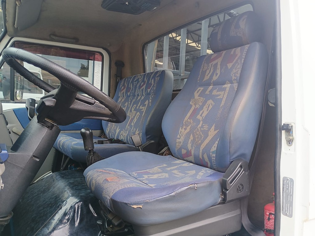 Caminhão VOLKSWAGEN VW 8120 Carroceria ANO 2011 de 1.000CAR Curitiba no Paraná