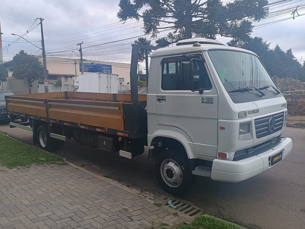 Caminhão VOLKSWAGEN VW 8120 Carroceria ANO 2011 de 1.000CAR Curitiba no Paraná