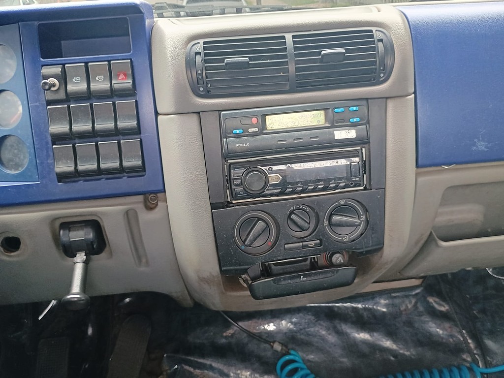 Caminhão VOLKSWAGEN VW 8120 Carroceria ANO 2011 de 1.000CAR Curitiba no Paraná