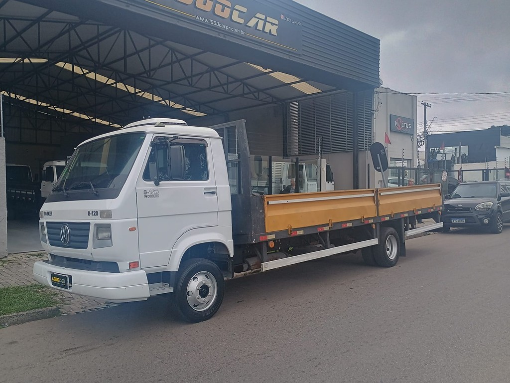 Caminhão VOLKSWAGEN VW 8120 Carroceria ANO 2011 de 1.000CAR Curitiba no Paraná