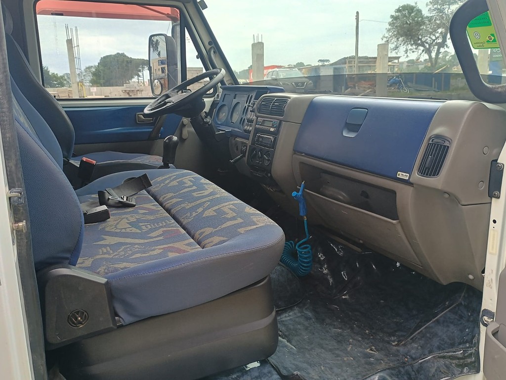 Caminhão VOLKSWAGEN VW 8120 Carroceria ANO 2011 de 1.000CAR Curitiba no Paraná