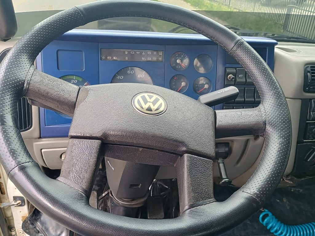 Caminhão VOLKSWAGEN VW 8120 Carroceria ANO 2011 de 1.000CAR Curitiba no Paraná