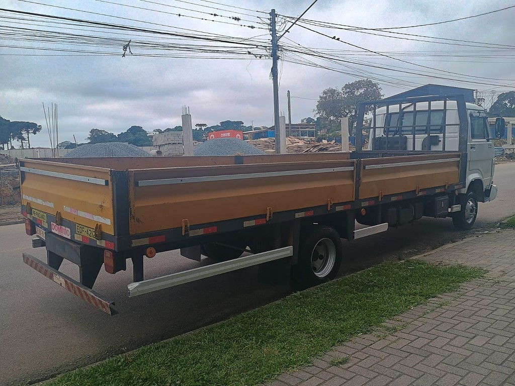 Caminhão VOLKSWAGEN VW 8120 Carroceria ANO 2011 de 1.000CAR Curitiba no Paraná