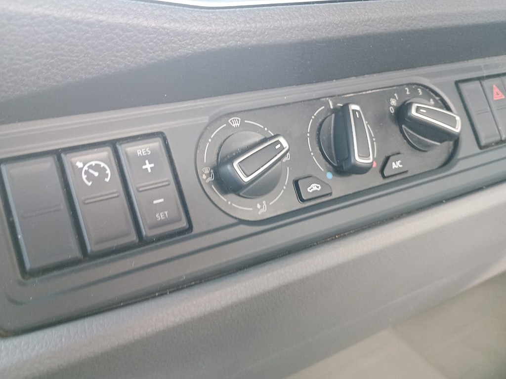 Caminhão VOLKSWAGEN DELIVERY EXPRESS Baú Furgão ANO 2023 de 1.000CAR Curitiba no Paraná