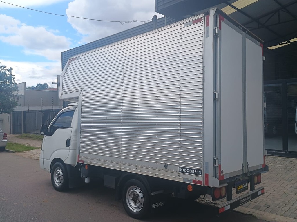 Caminhão KIA BONGO K-2500 Baú Furgão ANO 2015 de 1.000CAR Curitiba no Paraná