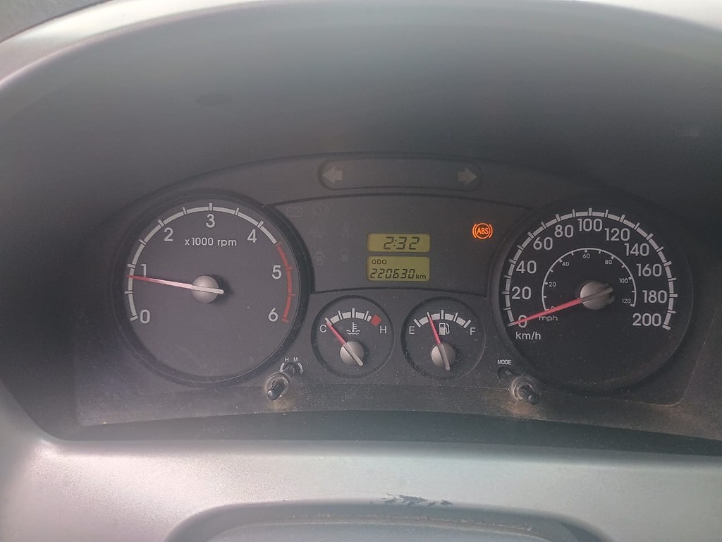 Caminhão KIA BONGO K-2500 Baú Furgão ANO 2015 de 1.000CAR Curitiba no Paraná