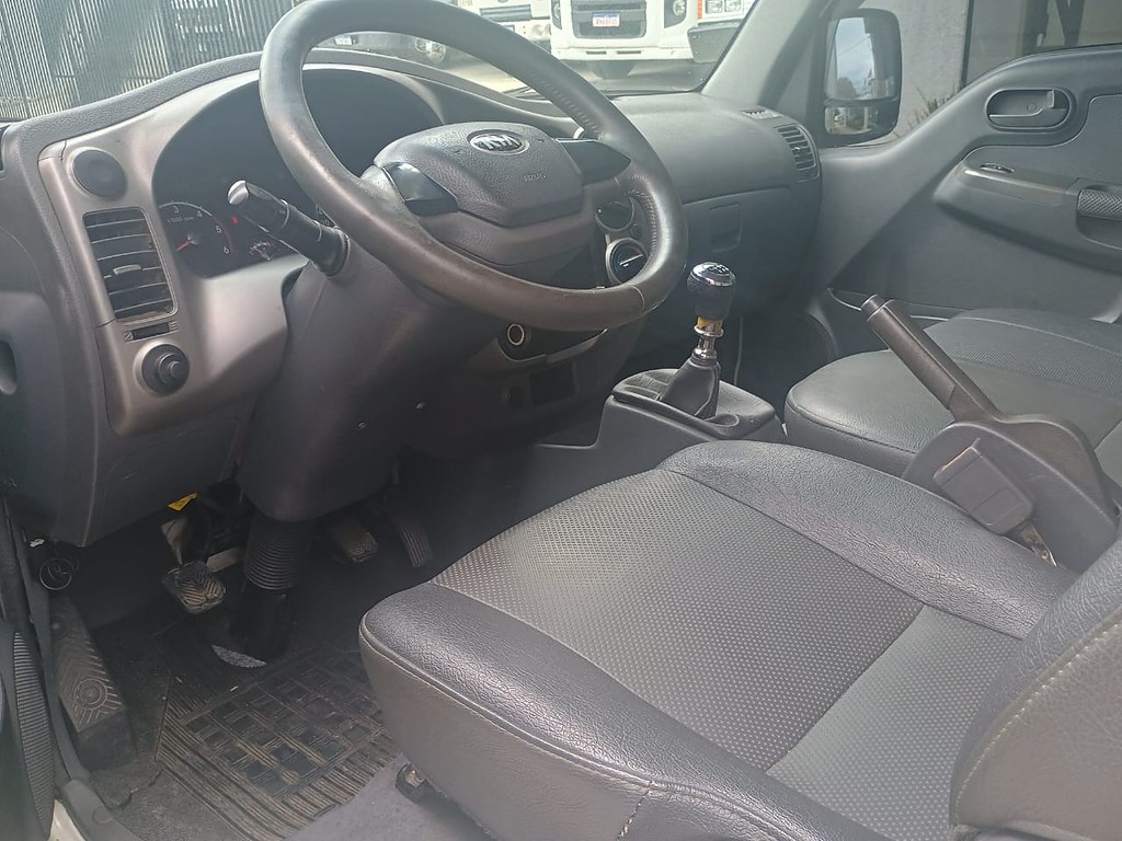 Caminhão KIA BONGO K-2500 Baú Furgão ANO 2015 de 1.000CAR Curitiba no Paraná