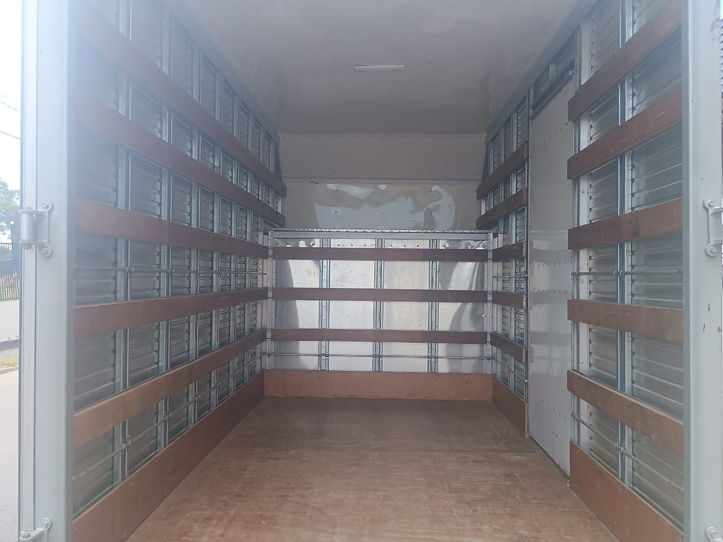 Caminhão KIA BONGO K-2500 Baú Furgão ANO 2015 de 1.000CAR Curitiba no Paraná