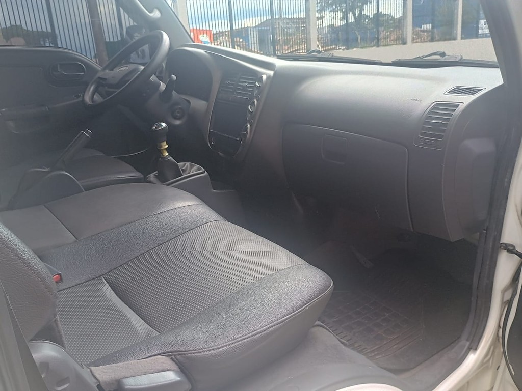 Caminhão KIA BONGO K-2500 Baú Furgão ANO 2015 de 1.000CAR Curitiba no Paraná