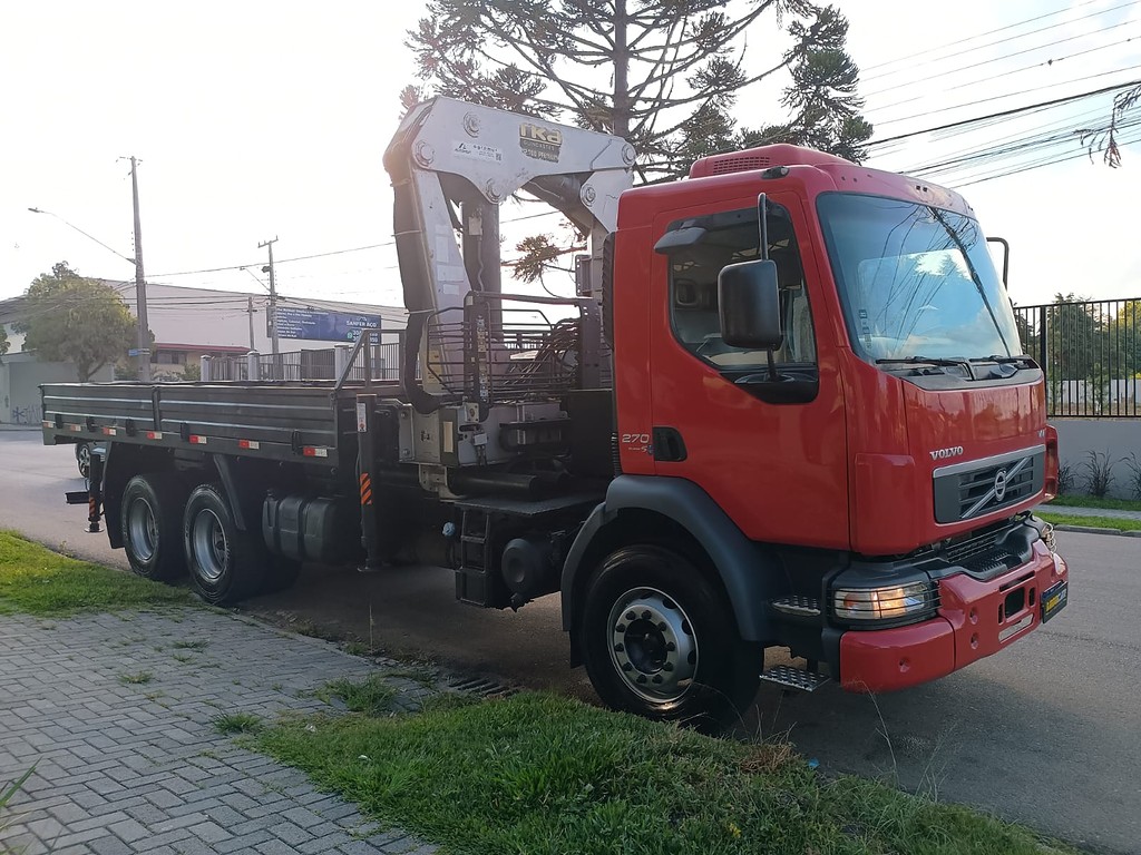 Caminhão VOLVO VM 270 Guincho Munck ANO 2013 de 1.000CAR Curitiba no Paraná
