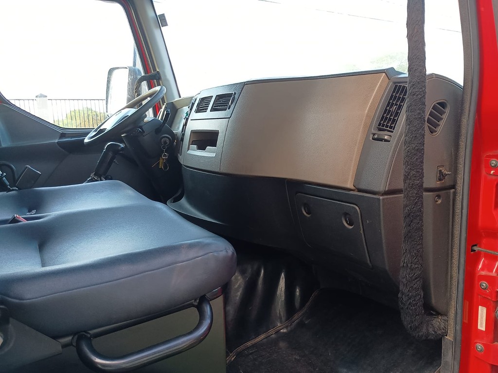 Caminhão VOLVO VM 270 Guincho Munck ANO 2013 de 1.000CAR Curitiba no Paraná