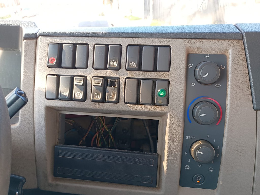 Caminhão VOLVO VM 270 Guincho Munck ANO 2013 de 1.000CAR Curitiba no Paraná