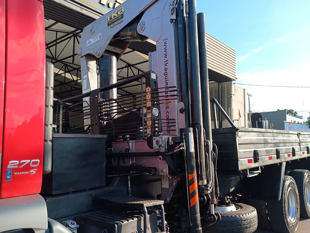 Caminhão VOLVO VM 270 Guincho Munck ANO 2013 de 1.000CAR Curitiba no Paraná