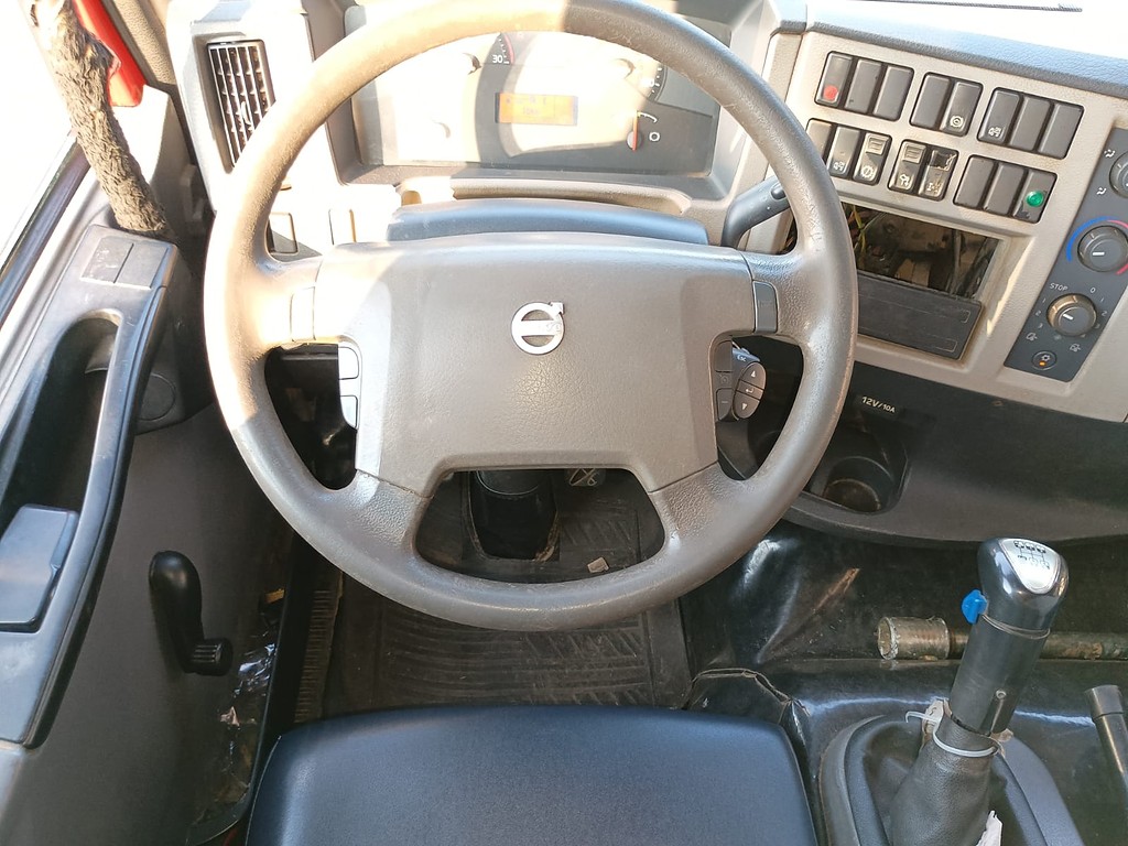 Caminhão VOLVO VM 270 Guincho Munck ANO 2013 de 1.000CAR Curitiba no Paraná