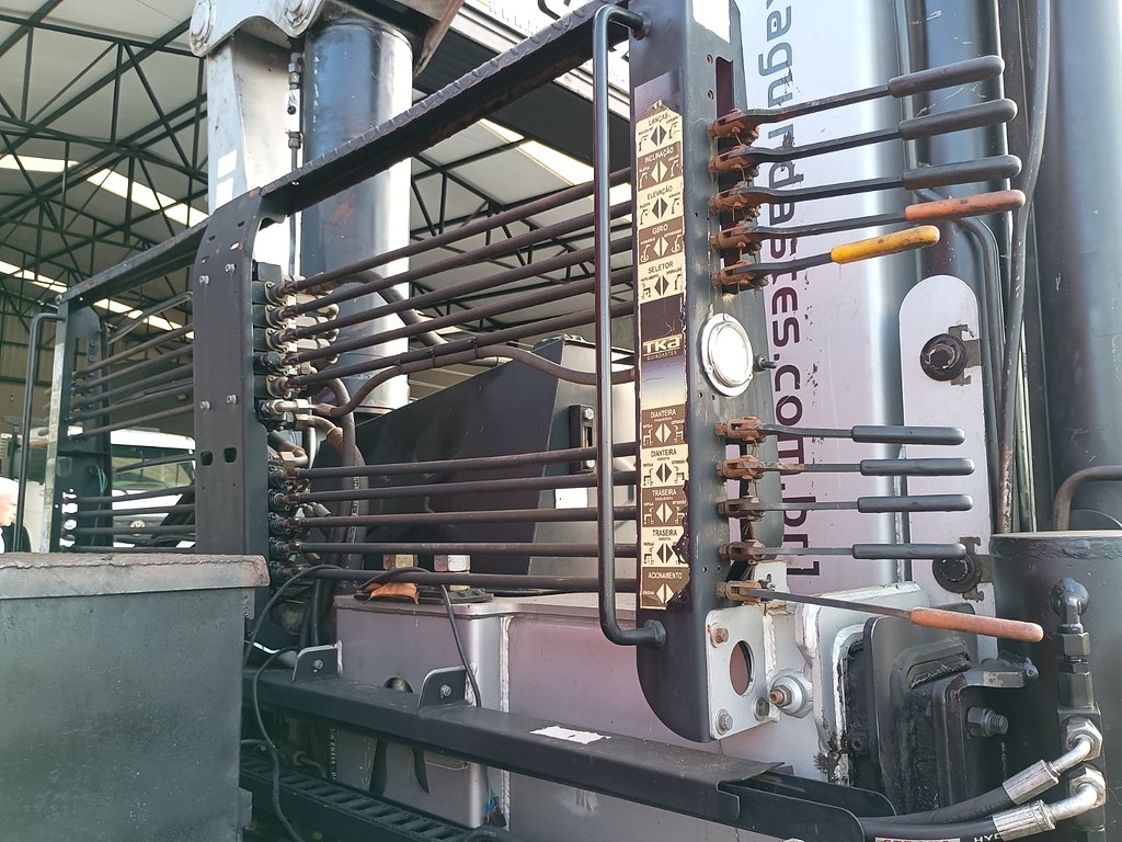 Caminhão VOLVO VM 270 Guincho Munck ANO 2013 de 1.000CAR Curitiba no Paraná