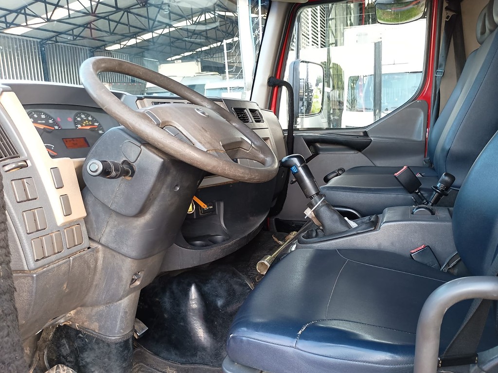 Caminhão VOLVO VM 270 Guincho Munck ANO 2013 de 1.000CAR Curitiba no Paraná