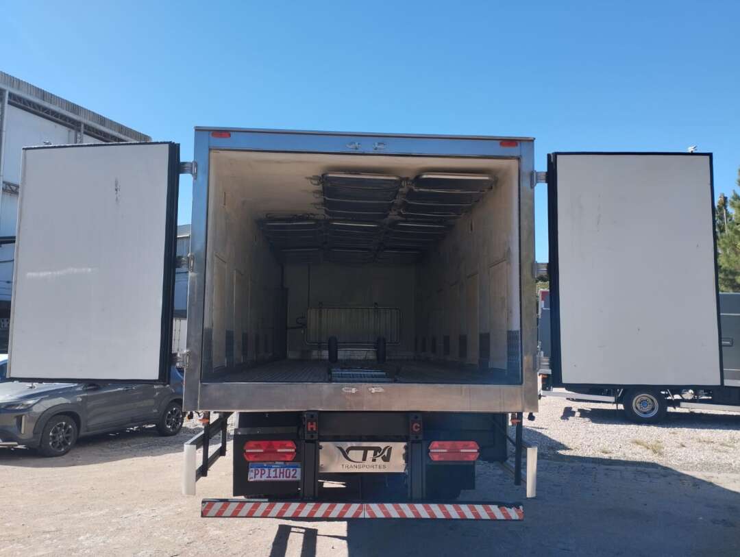 Caminhão VOLVO VM 220 Baú Térmico ANO 2015 de 1.000CAR Curitiba no Paraná