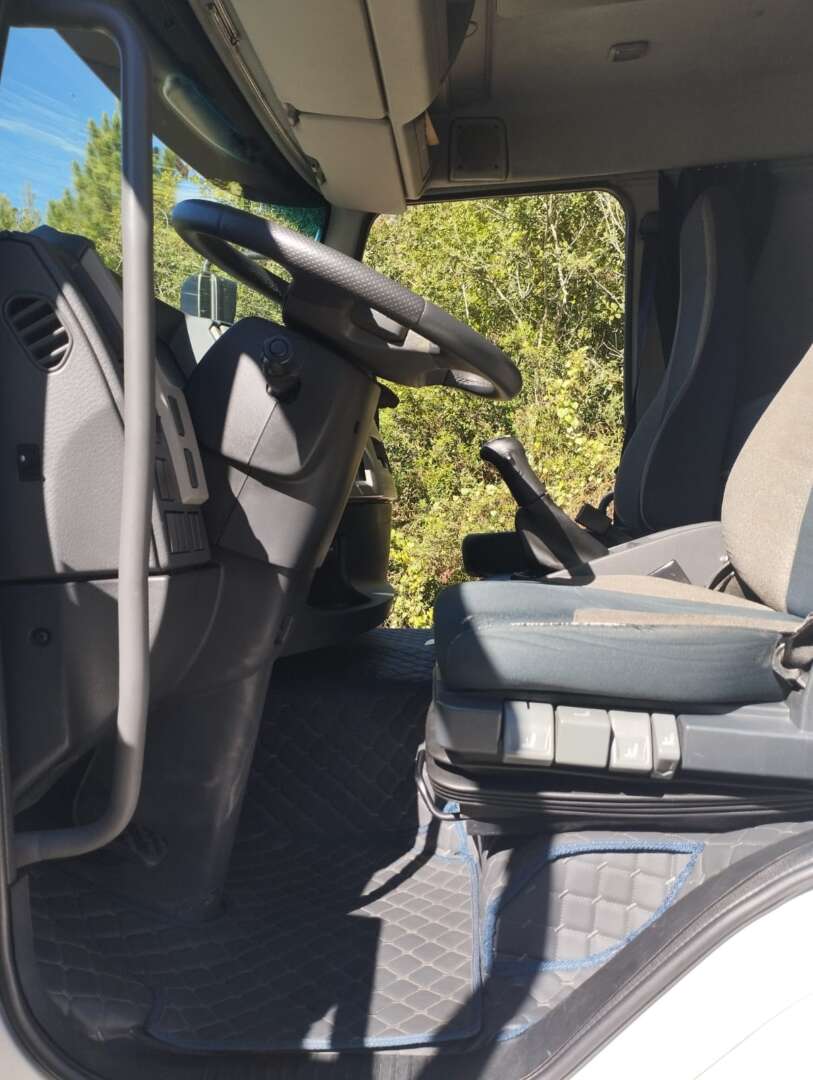 Caminhão VOLVO VM 220 Baú Térmico ANO 2015 de 1.000CAR Curitiba no Paraná