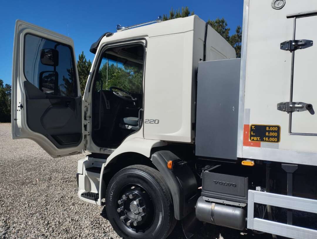 Caminhão VOLVO VM 220 Baú Térmico ANO 2015 de 1.000CAR Curitiba no Paraná
