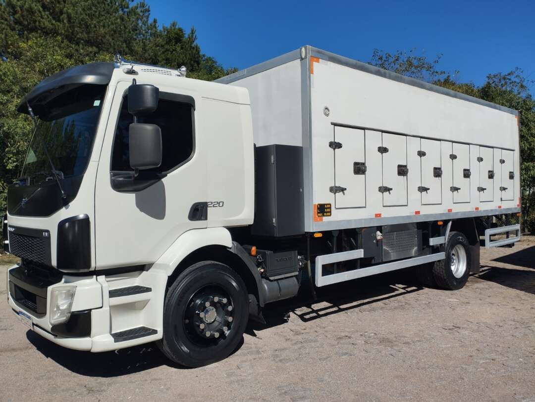Caminhão VOLVO VM 220 Baú Térmico ANO 2015 de 1.000CAR Curitiba no Paraná