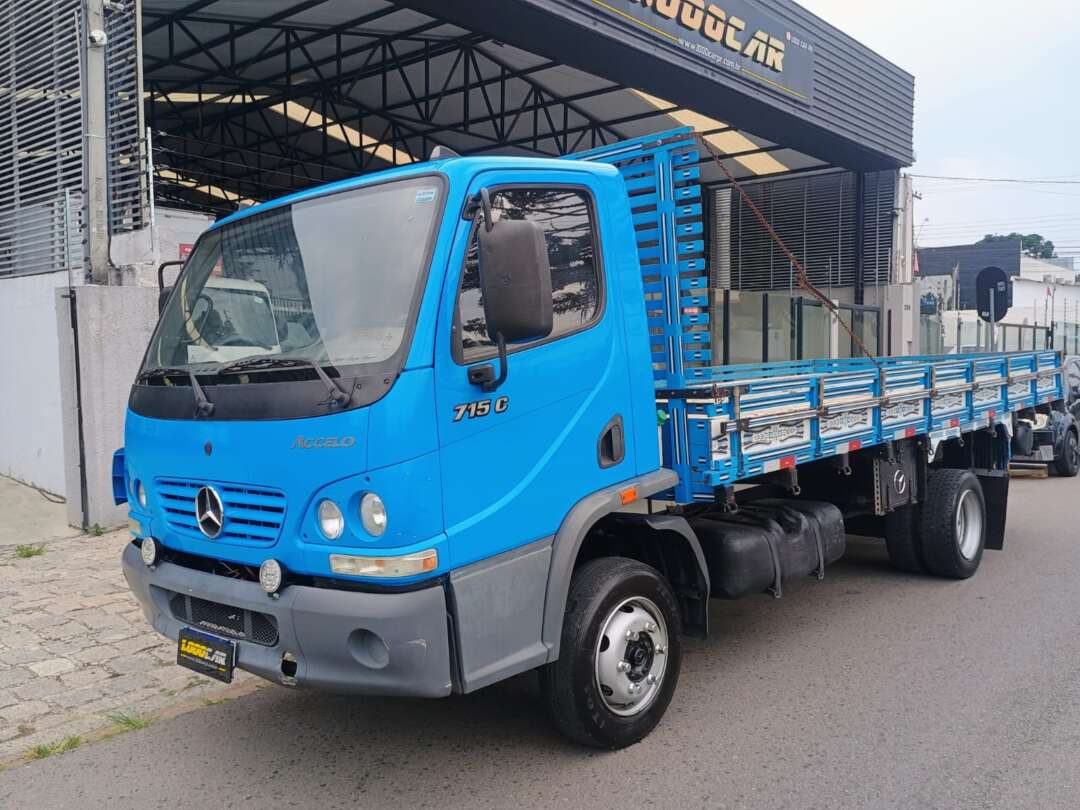 Caminhão MERCEDES BENZ MB 715 Carroceria ANO 2006 de 1.000CAR Curitiba no Paraná