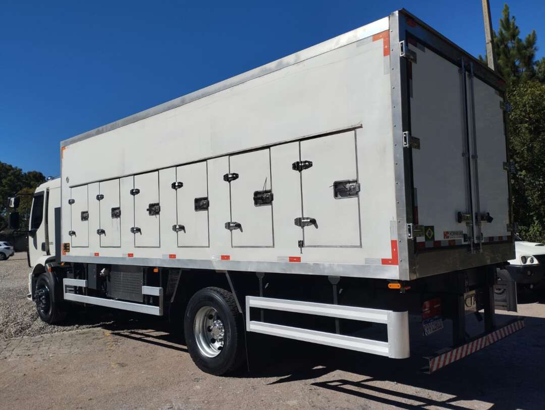 Caminhão VOLVO VM 220 Baú Térmico ANO 2015 de 1.000CAR Curitiba no Paraná