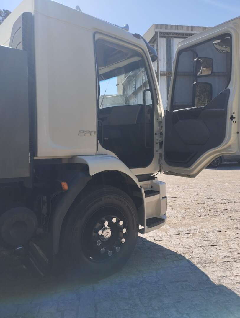 Caminhão VOLVO VM 220 Baú Térmico ANO 2015 de 1.000CAR Curitiba no Paraná