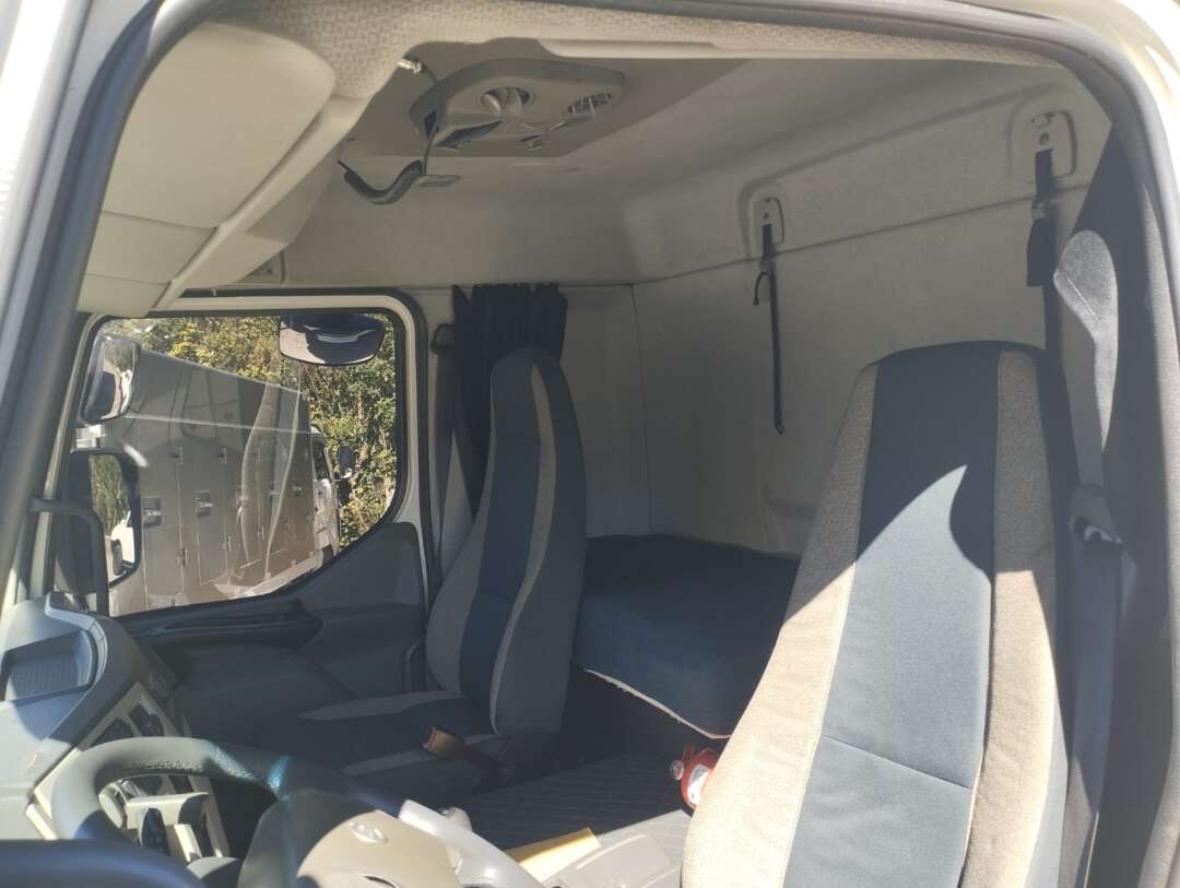 Caminhão VOLVO VM 220 Baú Térmico ANO 2015 de 1.000CAR Curitiba no Paraná
