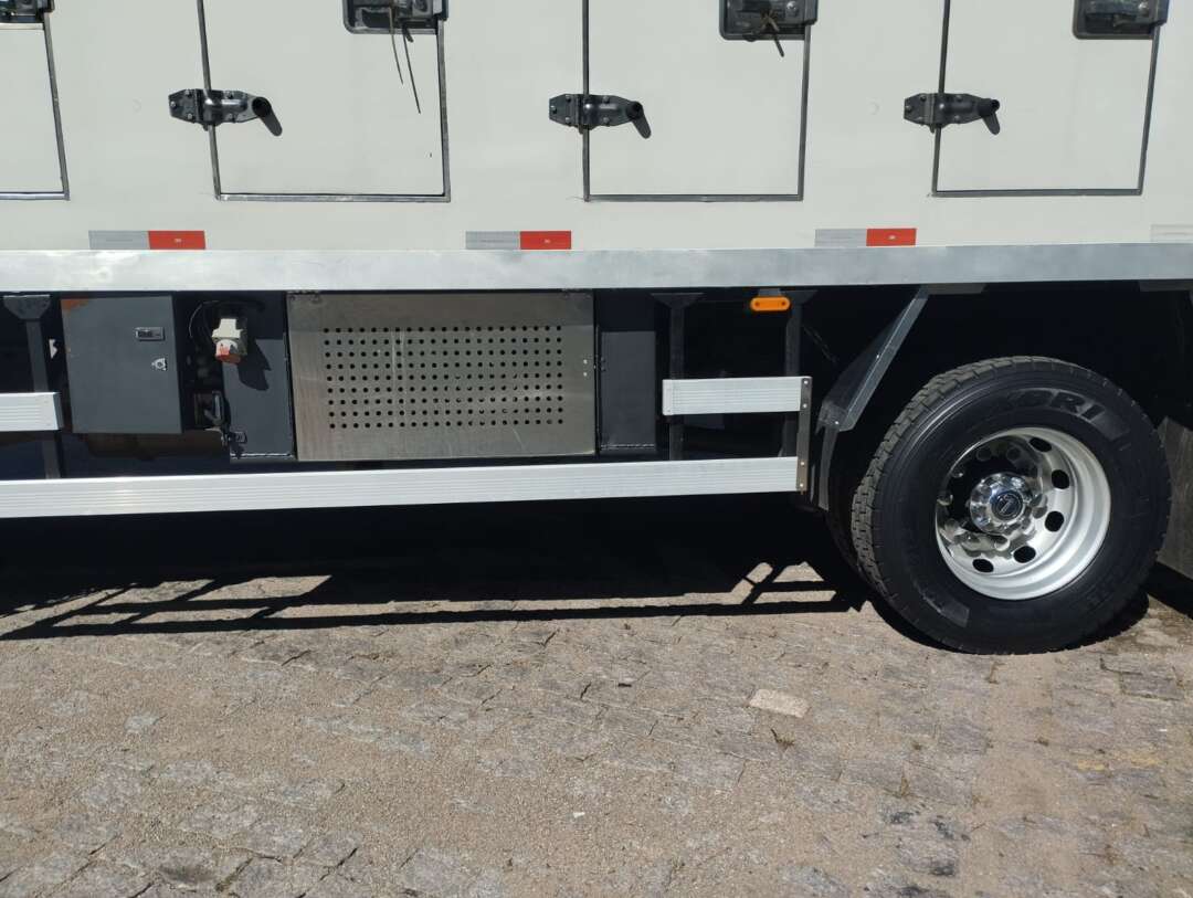 Caminhão VOLVO VM 220 Baú Térmico ANO 2015 de 1.000CAR Curitiba no Paraná