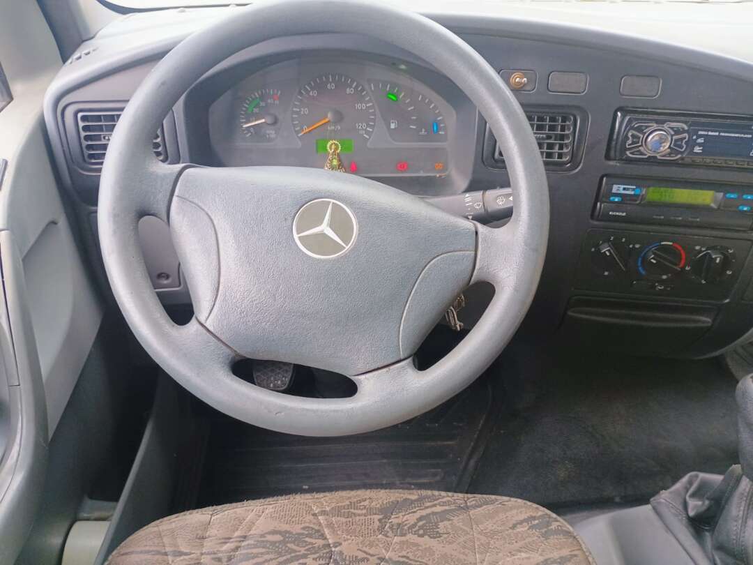 Caminhão MERCEDES BENZ MB 715 Carroceria ANO 2006 de 1.000CAR Curitiba no Paraná