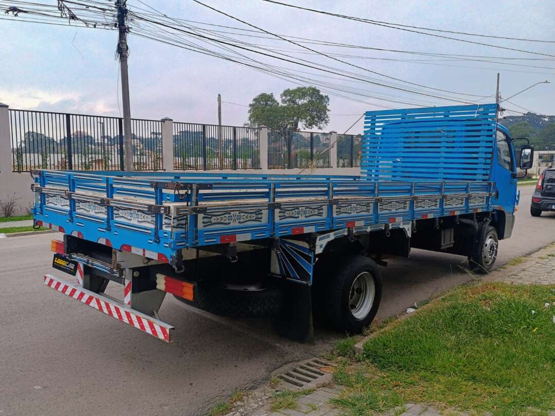 Caminhão MERCEDES BENZ MB 715 Carroceria ANO 2006 de 1.000CAR Curitiba no Paraná