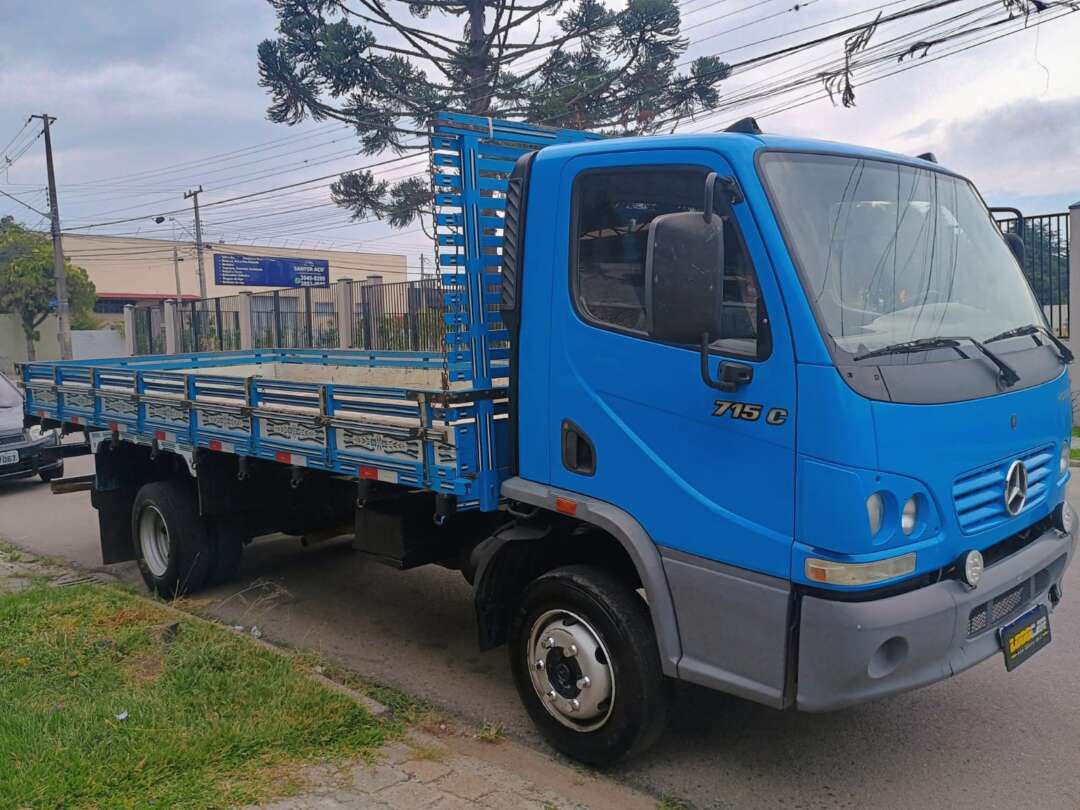 Caminhão MERCEDES BENZ MB 715 Carroceria ANO 2006 de 1.000CAR Curitiba no Paraná