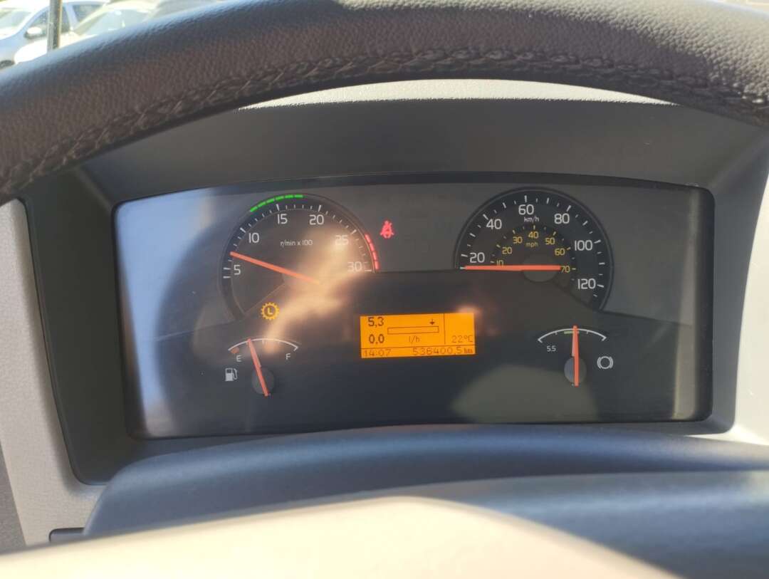 Caminhão VOLVO VM 220 Baú Térmico ANO 2015 de 1.000CAR Curitiba no Paraná