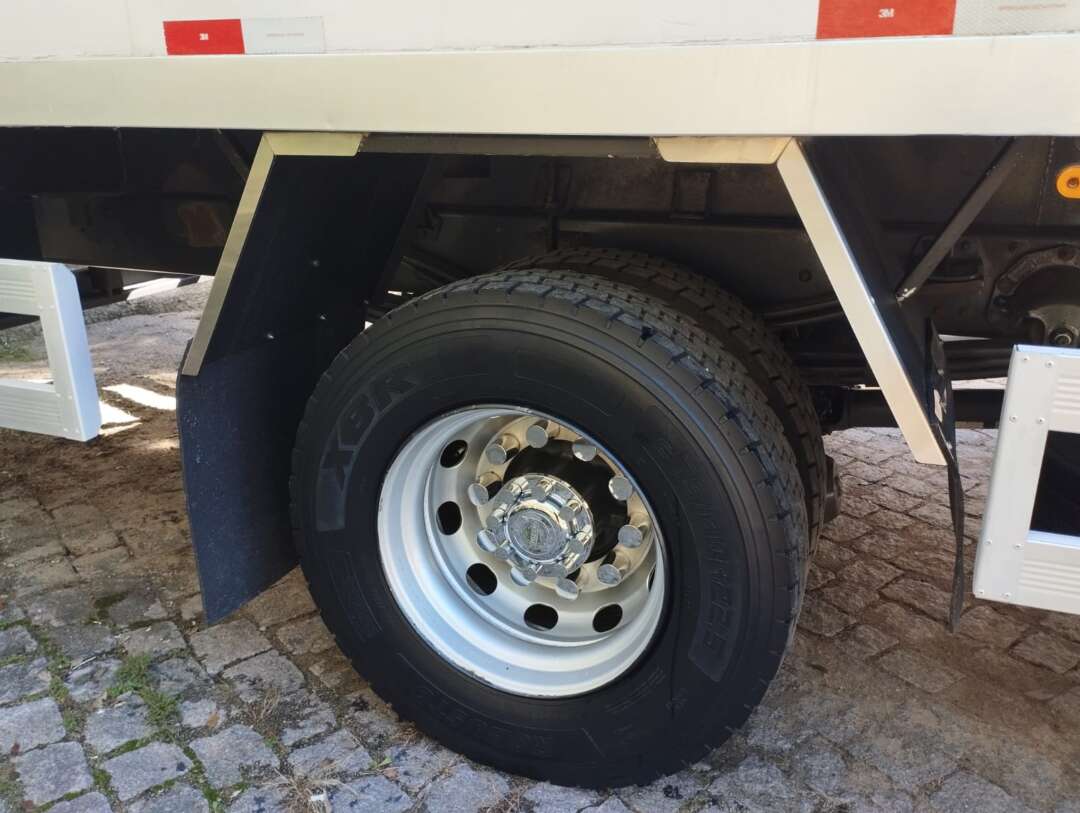 Caminhão VOLVO VM 220 Baú Térmico ANO 2015 de 1.000CAR Curitiba no Paraná