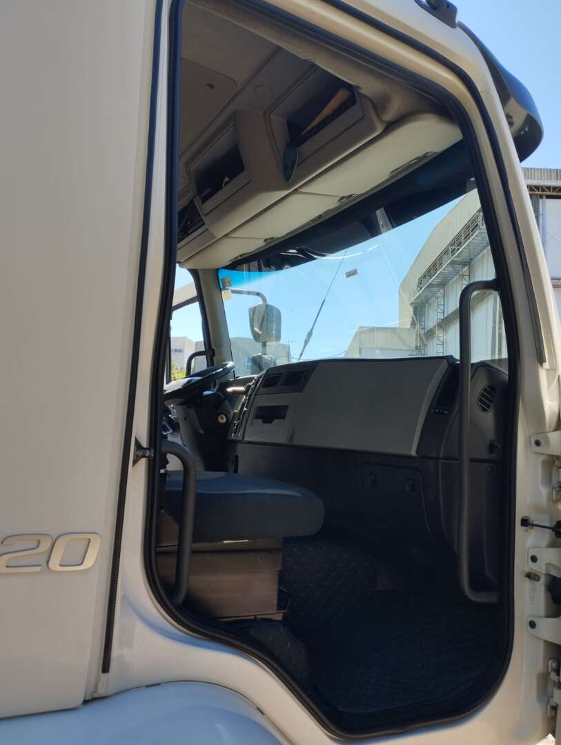Caminhão VOLVO VM 220 Baú Térmico ANO 2015 de 1.000CAR Curitiba no Paraná