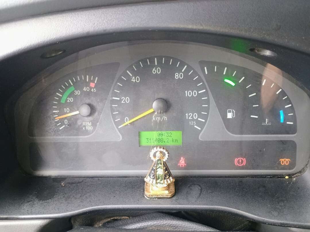 Caminhão MERCEDES BENZ MB 715 Carroceria ANO 2006 de 1.000CAR Curitiba no Paraná
