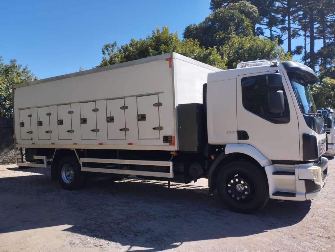 Caminhão VOLVO VM 220 Baú Térmico ANO 2015 de 1.000CAR Curitiba no Paraná