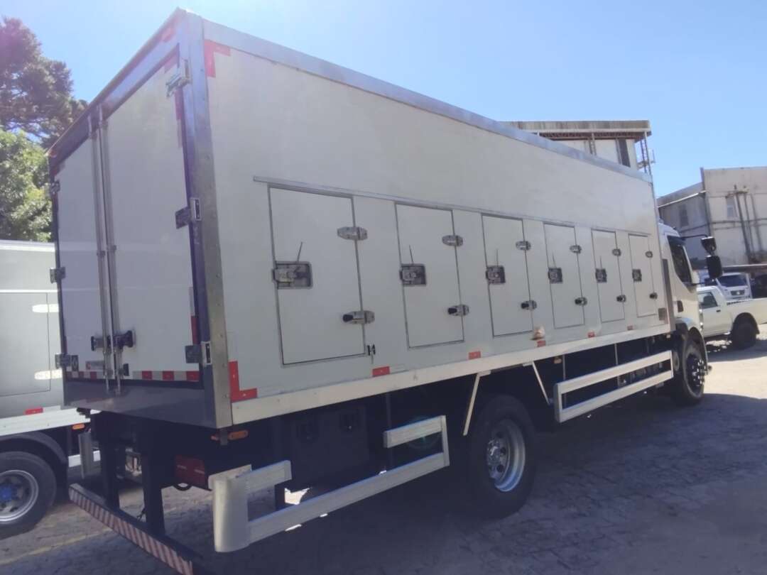 Caminhão VOLVO VM 220 Baú Térmico ANO 2015 de 1.000CAR Curitiba no Paraná