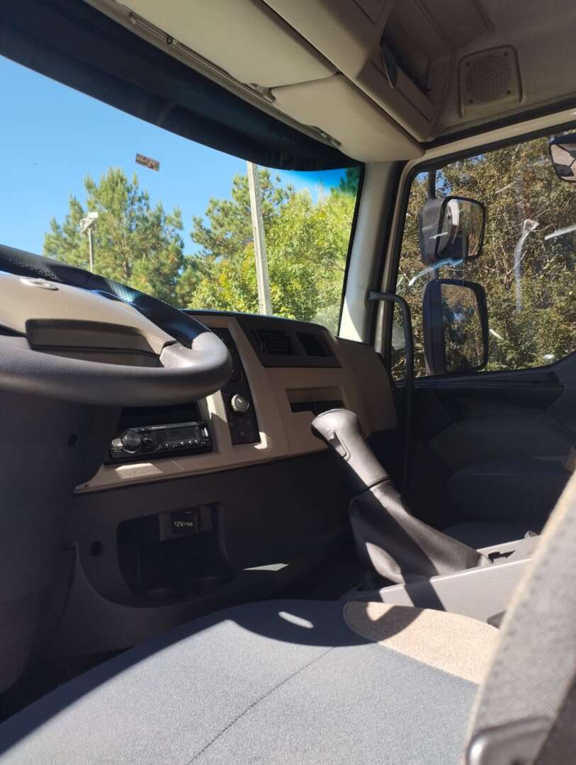 Caminhão VOLVO VM 220 Baú Térmico ANO 2015 de 1.000CAR Curitiba no Paraná