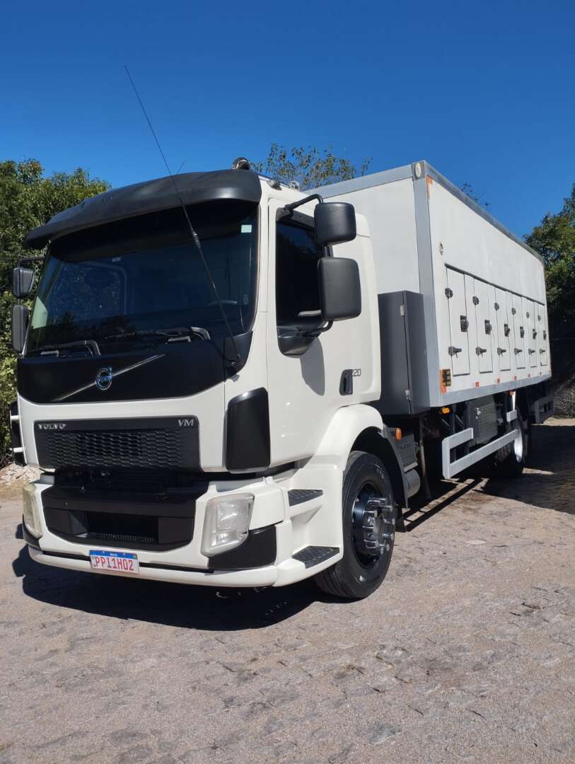 Caminhão VOLVO VM 220 Baú Térmico ANO 2015 de 1.000CAR Curitiba no Paraná