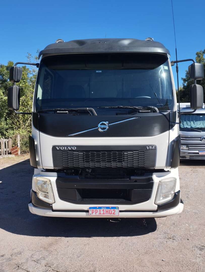 Caminhão VOLVO VM 220 Baú Térmico ANO 2015 de 1.000CAR Curitiba no Paraná
