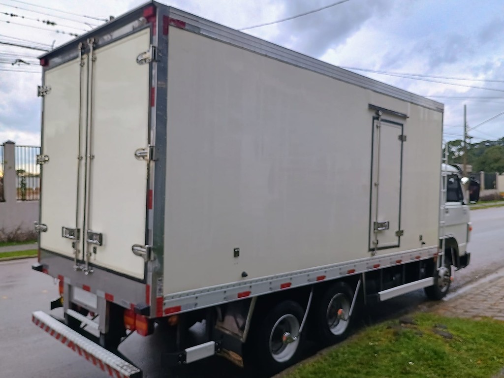 Caminhão VOLKSWAGEN VW 10160 Baú Refrigerado ANO 2016 de 1.000CAR Curitiba no Paraná