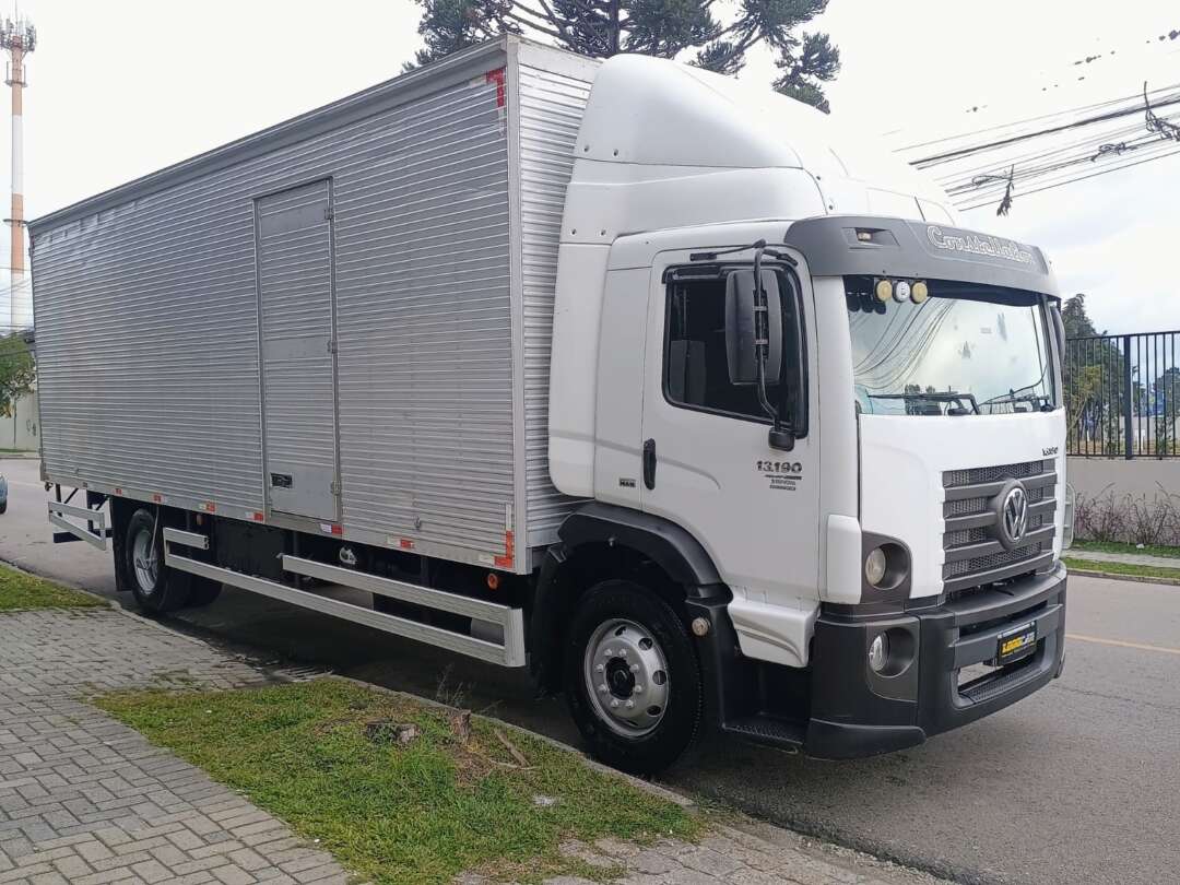 Caminhão VOLKSWAGEN VW 13190 Baú Furgão ANO 2014 de 1.000CAR Curitiba no Paraná