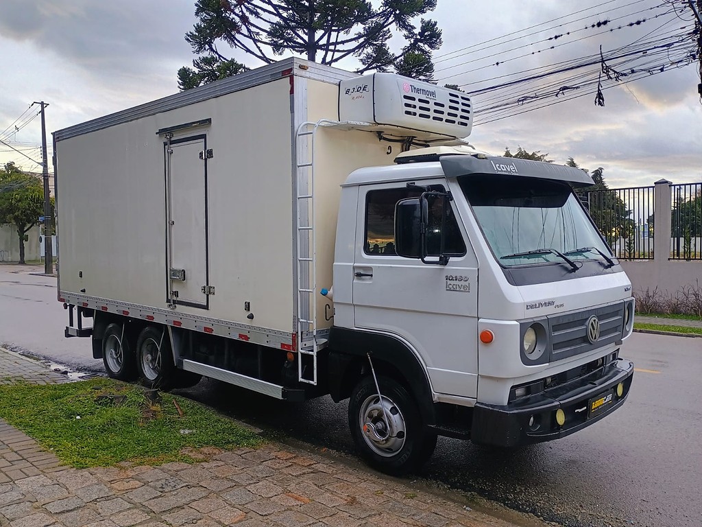 Caminhão VOLKSWAGEN VW 10160 Baú Refrigerado ANO 2016 de 1.000CAR Curitiba no Paraná