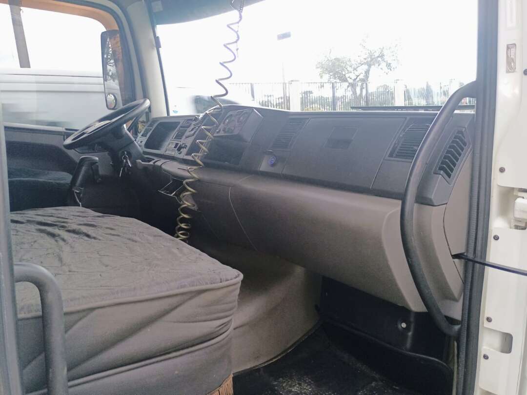Caminhão VOLKSWAGEN VW 13190 Baú Furgão ANO 2014 de 1.000CAR Curitiba no Paraná