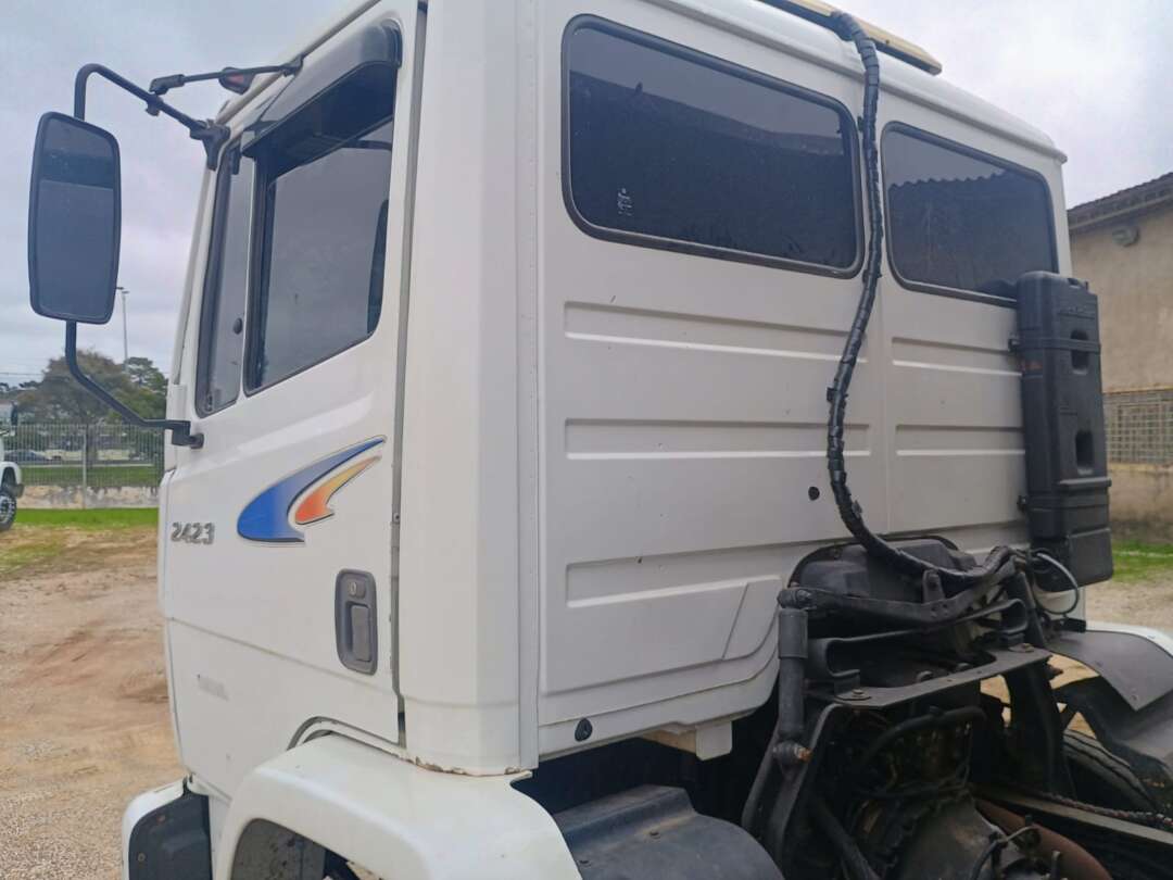 Caminhão MERCEDES BENZ MB 2423 Caçamba Basculante ANO 2005 de 1.000CAR Curitiba no Paraná